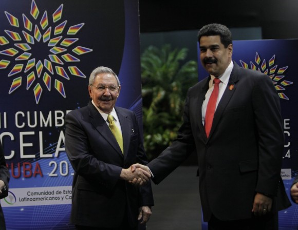 Raúl Castro y Nicolás Maduro, Presidente de Venezuela, en el recibimiento a mandatarios de CELAC. Foto: Ismael Francisco/Cubadebate