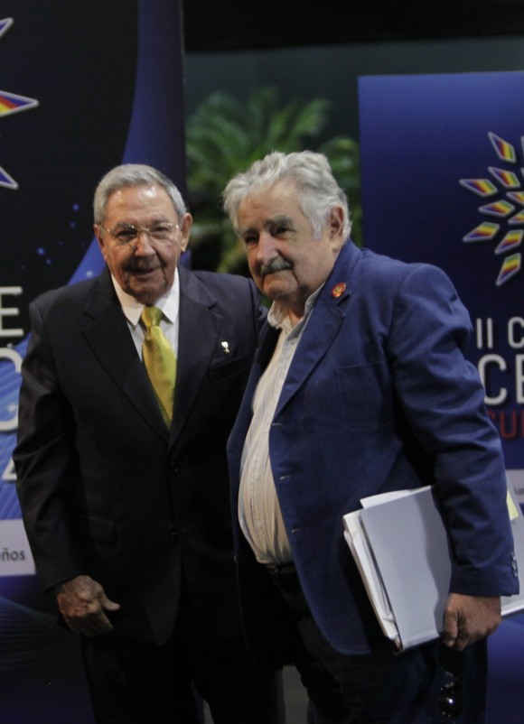 Raúl Castro y José Mujica, Presidente de Uruguay, en el recibimiento a mandatarios de CELAC. Foto: Ismael Francisco/Cubadebate