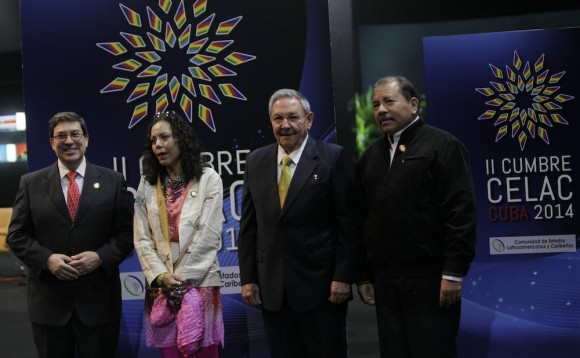Raúl Castro, el Presidente Daniel Ortega y Rosario Murillo, esposa de Ortega, en el recibimiento a mandatarios de CELAC. Foto: Ismael Francisco/Cubadebate