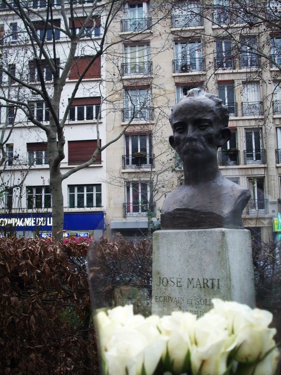 Rosas Blancas para José Martí en su monumento en el parque de America latina en el barrio 17 de París, Francia. Foto: Francisco Rivero