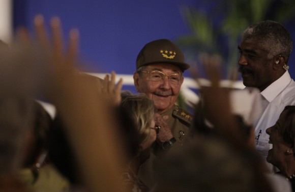 Raúl Castro interviene en el Acto Central por el 55 Aniversario de la Revolución Cubana en el Parque Céspedes, de Santiago de Cuba, el 1 de enero de 2014. Para descargar la imagen en alta resolución, haga clic sobre ella. Foto: Ismael Francisco/ Cubadebate.