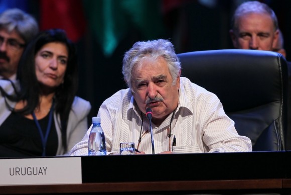 "Nos hemos disfrazado todos de monos con corbata", dice Mujica, criticando la copia de occidente. Foto: Ismael Francisco/ Cubadebate
