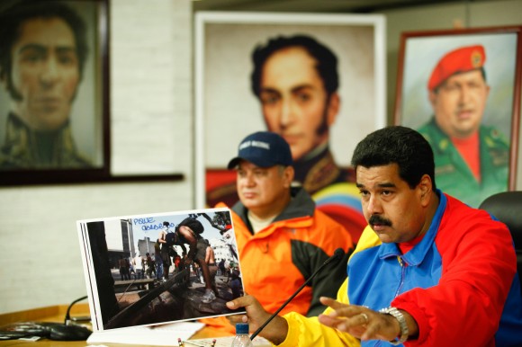 Maduro denuncia los planes violentos y expulsa a tres diplomáticos norteamericanos