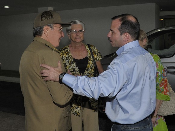 El Héroe de la República de Cuba Fernando González con el General de Ejército Raúl Castro Ruz..Foto: Estudios Revolución