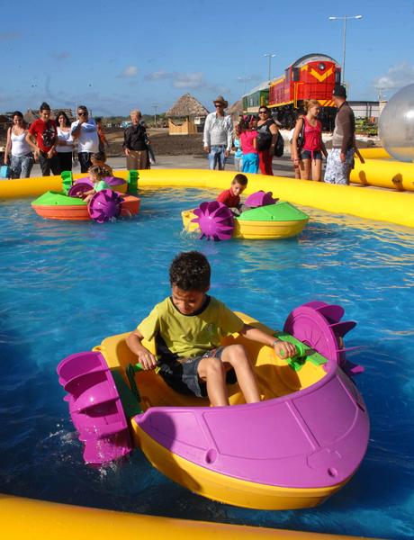 Parque infantil inflable en el Lago de los Sueños, abierto al público tras la culminación de su primera etapa de ejecución, en la provincia de Camagüey, Cuba, el 8 de febrero de 2014.    AIN FOTO/Rodolfo BLANCO CUÉ