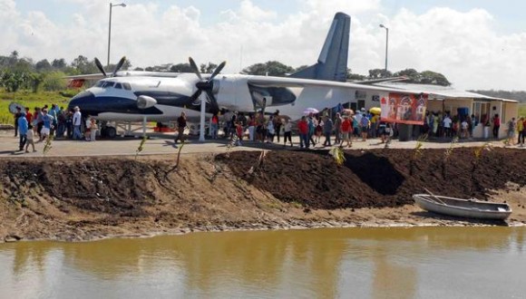 Un avión convertido en un establecimiento de venta de helados, es uno de los atractivos del parque, Lago de los Sueños, abierto al público tras la culminación de su primera etapa de ejecución, en la provincia de Camagüey, Cuba, el 8 de febrero de 2014.   AIN FOTO/Rodolfo BLANCO CUÉ/