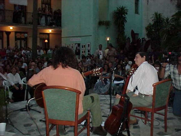 Santiago Feliú y Noel Nicola en "A guitarra limpia", del Centro Pablo. Foto: Centro Pablo.