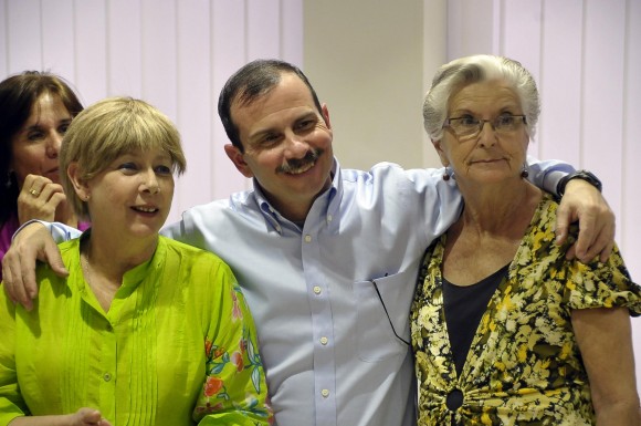 Fernando junto a su esposa y su madre en tierra patria. Foto: Estudios Revolución