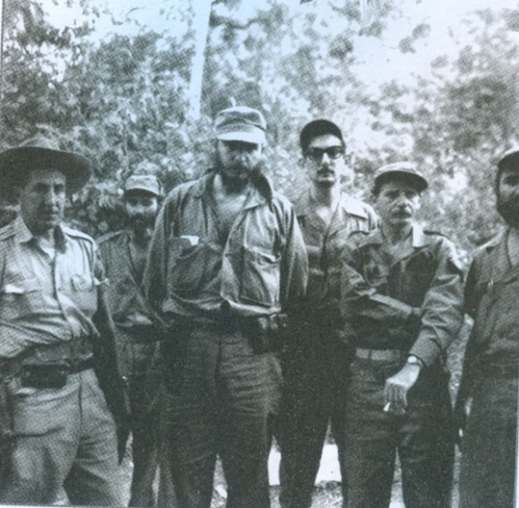 En la Comandancia de la Sierra Maestra. En el centro el Comandante en Jefe Fidel Castro y a su izquierda, con espejuelos, Julio Camacho Aguilera.Archivo de  Juventud Rebelde