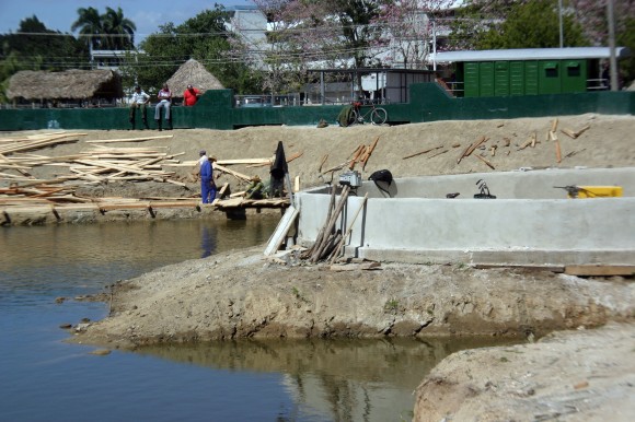 Momentos de la construcción del Malecón del Lago de los Sueños. 1 de febrero de 2014. Foto: Daylén Vega/Cubadebate