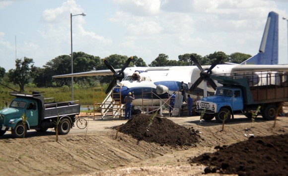 Acondicionando un vetusto avión para convertirlo en una cremería. Imagen del proceso constructivo del Parque Lago de los Sueños, 1 de febrero de 2014. Foto: Daylén Vega/Cubadebate