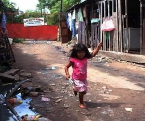 Una niña juega en los alrededores del vertedero Cateura. Foto: Elmundo.es