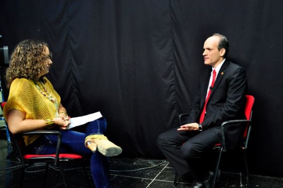 El Ministro Ricardo Menéndez durante la entrevista realizada en el estudio de la Mesa Redonda.