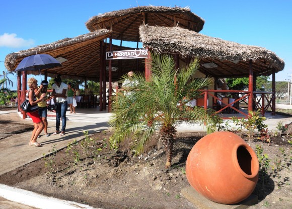 Una de las cafeterías del Lago de Los Sueños, Camagüey. Foto: Orlando Durán Hernández/ Cubadebate