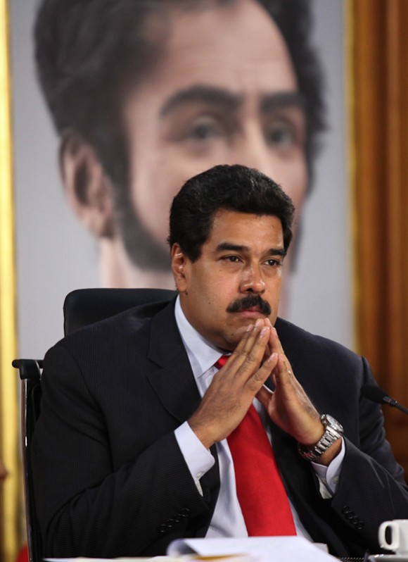Las fuerzas anti-Maduro están actuando para desestabilizar y finalmente derrocar al gobierno de Maduro, que nunca ha sido vencer en las urnas. Los Estados Unidos no debe fomentar este proceso por medio de palabras o acciones, a la intemperie o en secreto.