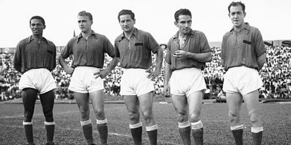 Di Stéfano, segundo por la izquierda, líder de la temida delantera de los Millonarios.