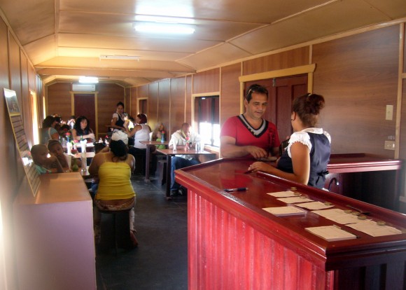Interior del vagón restaurante. Parque Lago de los Sueños, Camagüey, 8 de febrero de 2014. Foto:  Rafael Cruz Ramos/Cubadebate