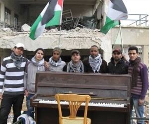 Joven toca el piano en campo de refugiados en Damasco para "aliviar el sufrimiento" 