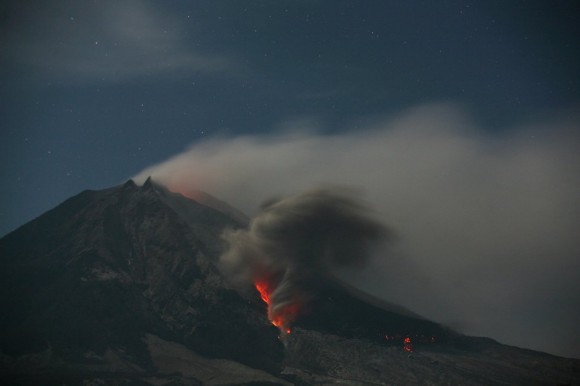  El monte Sinabung arroja ceniza en la isla de Sumatra (Indonesia). El volcán se encuentra en la provincia de Karon, y desde que reanudó su actividad, en 2010, se ha cobrado la vida de 31 personas por afecciones pulmonares, asma o hipertensión. Binsar Bakkara (AP) 