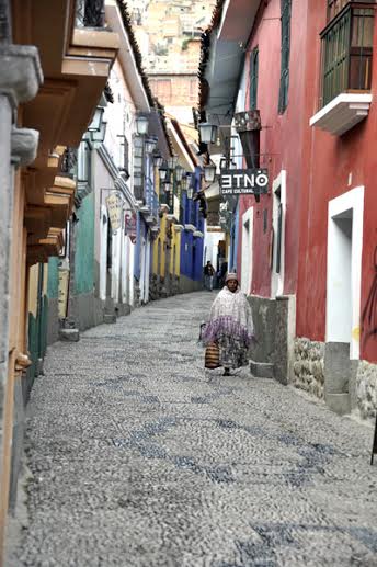 La calle Jaén, en el Casco Viejo de la Paz. Quizás la más hermosas de esta ciudad. Cuentan los lugareños que por ese pasaje transitan duendes. Foto: Kaloian.