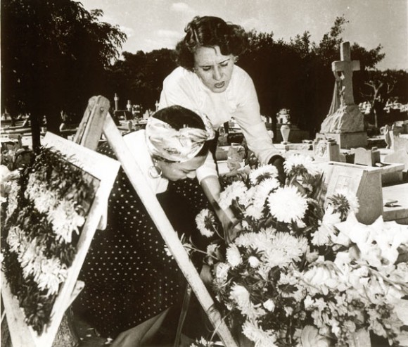 Ante la tumba de Eduardo Chibás, Haydée y Melba depositan una ofrenda floral.