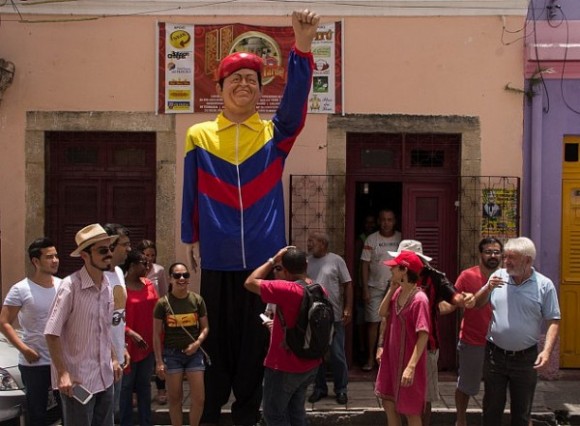 La obra fue realizada por el renombrado artista plástico Silvio Botelho a solicitud de representantes del Movimiento de los Trabajadores Rurales Sin Tierra de Brasil (MST), partidos de izquierda, movimientos sociales y culturales, quienes rememoraron la imagen del Líder de la Revolución Bolivariana, comandante Hugo Chávez, a través de la elaboración de un muñeco gigante que será exhibido en el desfile del municipio Olinda, de la República Federativa del Brasil.