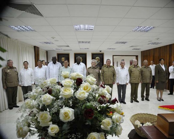 En el homenaje, Raúl estuvo acompañado por familiares de Melba y miembros del Buró Político del Partido Comunista de Cuba. Foto: Estudios Revolución