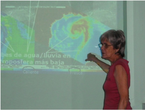 La Dra. Maritza Ballester, Investigador Titular del Centro Nacional de Pronósticos del Insmet y Coordinadora del Cursillo-Taller, explicando el tema del uso de las tecnologías de satélites meteorológicos en huracanes. Foto: INSMET/Cubadebate