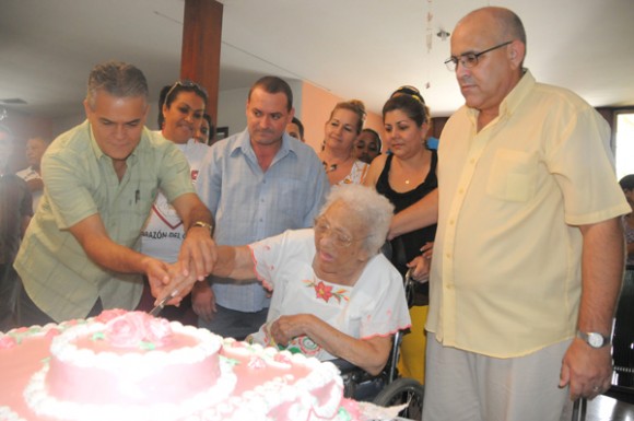 La Heroína del Moncada Melba Hernández celebró su cumpleaños 92 con los CDR.  Foto: Roberto Ruiz