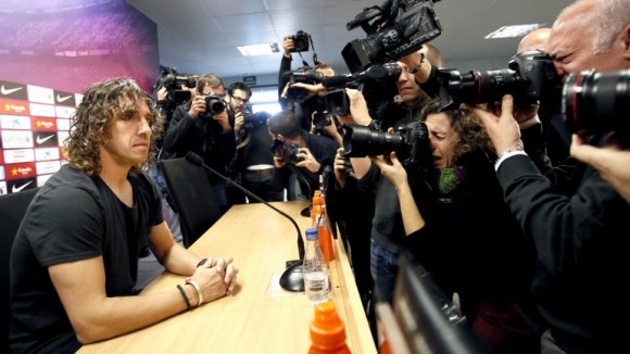 Puyol anunció su salida del Barca en una conferencia de prensa que duró apenas 2 minutos.