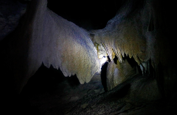 El Jagüey es una de las pocas cuevas en Cuba que se explora en sus condiciones naturales. Foto: Ismael Francisco/Cubadebate.