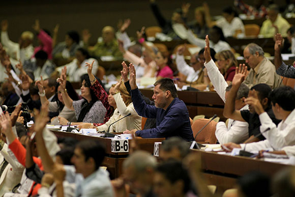 Aprueba parlamento cubano Ley de Inversion Extrajera. Foto: Ismael Francisco/Cubadebate.