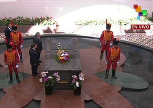 Raúl Castro rinde tributo a Chávez en el Cuartel de la Montaña, el 5 de marzo de 2014. Foto: Telesur