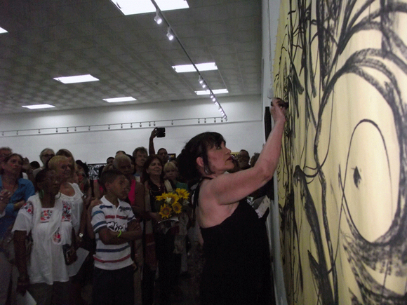 El público disfrutó del arte de Zaida del Rio en tiempo real. Foto: Marianela Dufflar. 