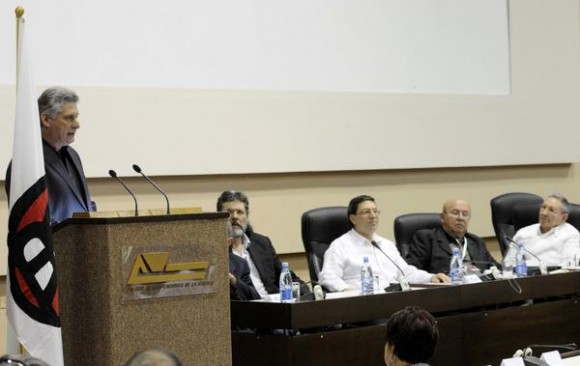 Miguel Díaz-Canel (en el podio), miembro del Buró Político del Partido Comunista de Cuba y Primer Vicepresidente de los Consejos de Estado y de Ministros, pronuncia las palabras de clausura del VIII Congreso de la Unión de Escritores y Artistas de Cuba (UNEAC), realizada en el Palacio de las Convenciones de La Habana, el 12 de abril de 2014. AIN FOTO/Roberto MOREJÓN RODRÍGUEZ