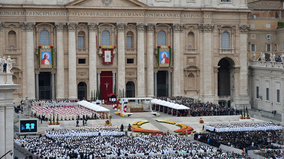 El Sumo Pontífice encabezó el rito religioso en la Plaza de San Pedro. Foto: AFP
