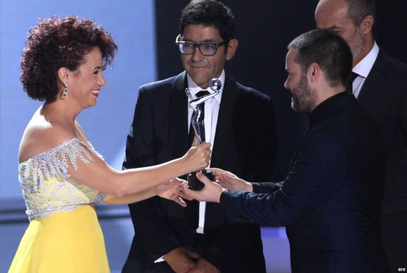 El chileno Sebastián Lelio recibe de la actriz cubana Laura de la Uz el premio a mejor película iberoamericana en los Premios Platino del Cine