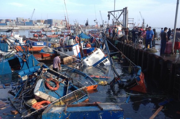 Numerosas embarcaciones quedaron dañadas, hundidas y otras arrastradas por el mar hacia tierra, indicaron pescadores..Foto:  AFP