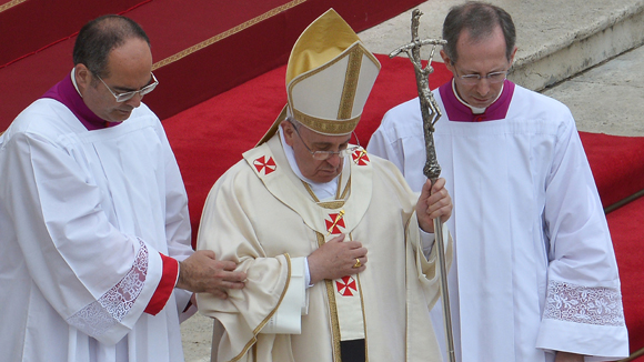 Francisco pidió que ambos papas fuesen inscritos en el libro de los Santos. Foto: AFP