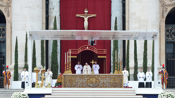 La parte más importante y esperada de la ceremonia fue el rito de la canonización. Foto: AFP