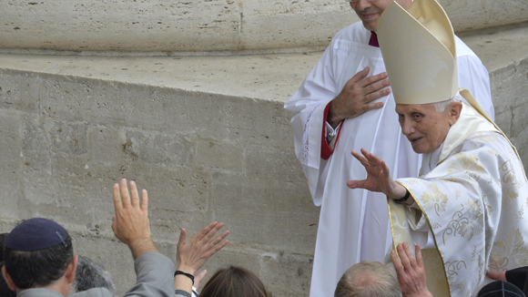 La presencia del papa emérito Benedicto XVI convirtió a la ceremonia en el día de los cuatro papas. Foto: AFP