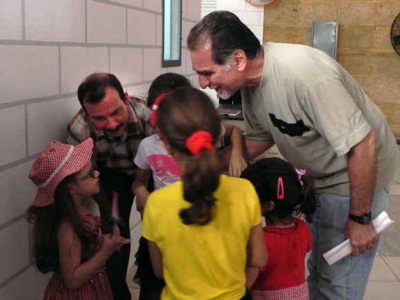 Los luchadores antiterroristas y Héroes de la República de Cuba Fernando González Llort (I) y René González Sehwerert, son saludados por niñas