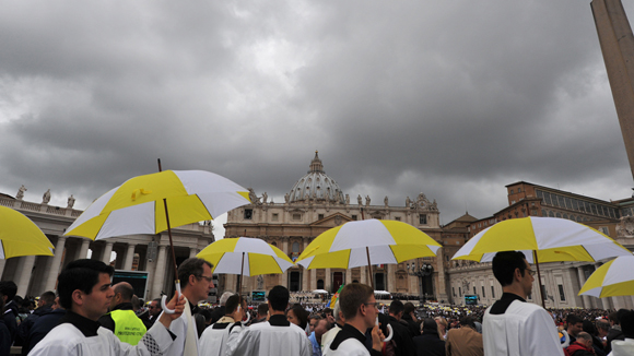 Un cielo gris sobre Roma no impidió sin embargo que unos 800.000 fieles y curiosos se acercaran a una plaza San Pedro. Foto: AFP
