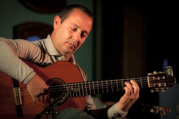 El guitarrista Alejandro Valdés junto a Santiago Feliú en la presentación de su CD en directo al Barnasants.