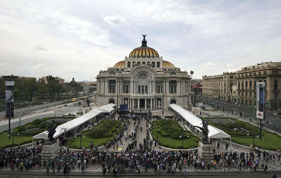 Miles de seguidores del Nobel colombiano hacen filas para ingresar al Palacio de Bellas Artes para despedirlo. Foto: Alfredo Estrella (AFP)