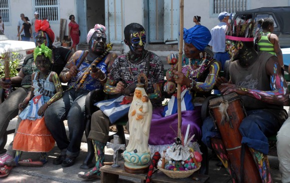 Grupo folklórico callejero Bembé Aché, durante una actuación en el parque Dolores en el Casco histórico de Santiago de Cuba.