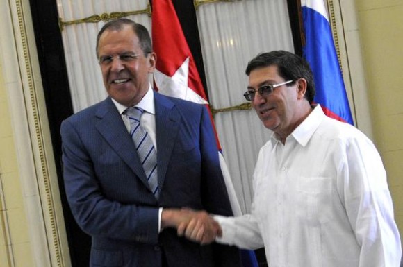 El canciller cubano Bruno Rodríguez Parrilla (D), recibió a Serguei V. Lavrov, ministro de Asuntos Exteriores de la Federación de Rusia, en la sede del ministerio de Relaciones Exteriores de Cuba (MINREX), en La Habana, el 29 de abril de 2014. AIN FOTO/Marcelino VAZQUEZ HERNANDEZ/