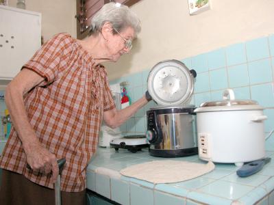 Cubano adapta viejas cazuelas a cocinas de inducción