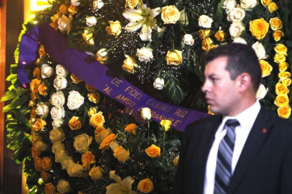 Fidel ha enviado una corona de flores en la que se lee la dedicatoria: "Al amigo entrañable".