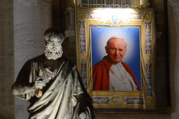 El papa Francisco proclamó la santidad de Juan XXIII y Juan Pablo II ante Benedicto XVI. Foto: EFE